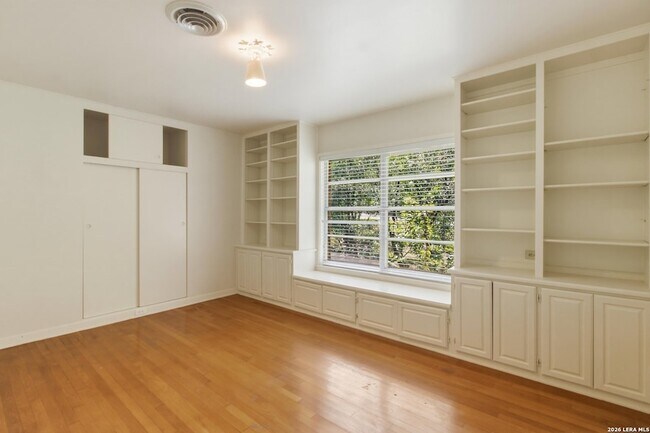 Building Photo - 207 Canyon Dr