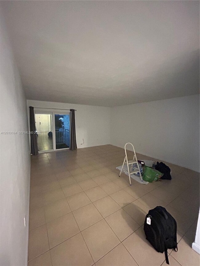 Building Photo - 9375 Fontainebleau Blvd
