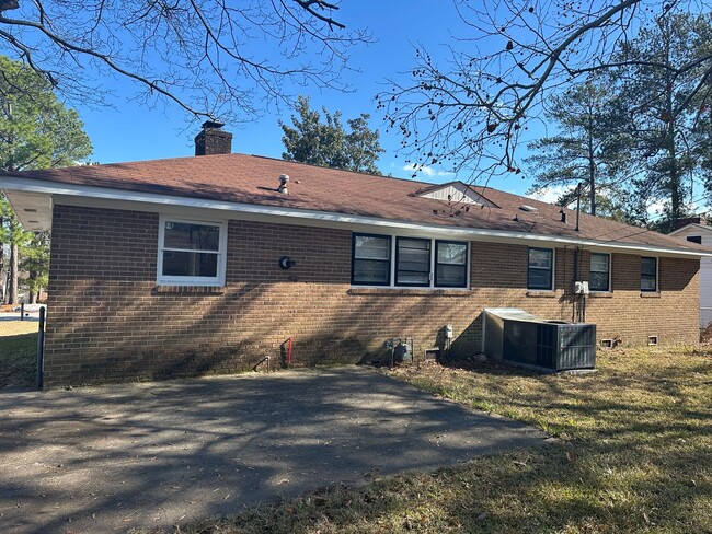 Building Photo - Spacious Home