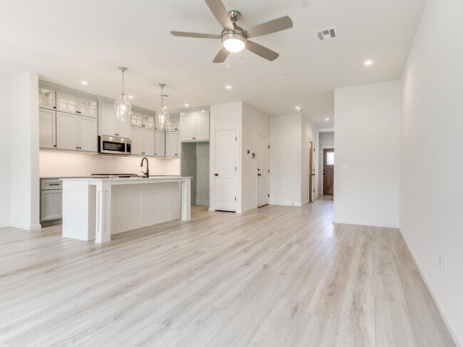 Building Photo - Luxury, Zero Maintenance Living Edmond Townhome