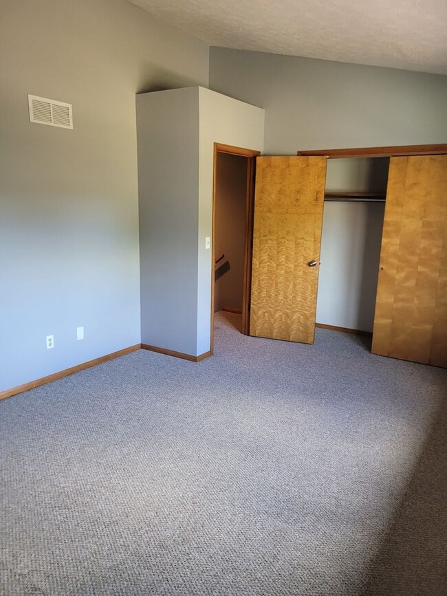 Building Photo - 4 bedroom Townhouse on Bloomington's South Side; Located in The Woodlands!