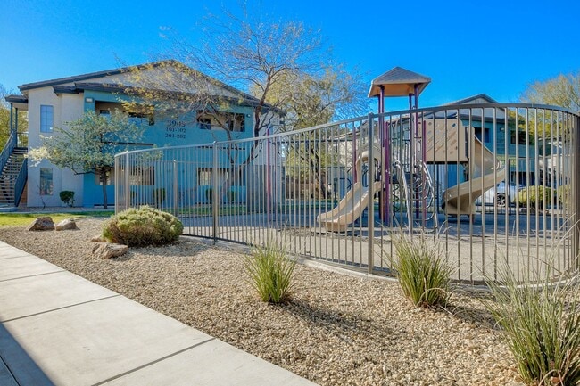 Building Photo - SAE-Sandpointe
