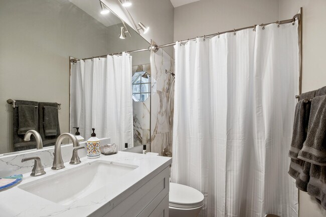 Building Photo - 202 Sabal Palm Ln