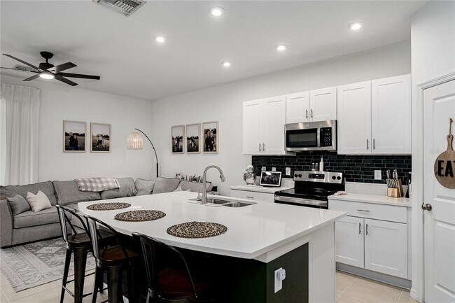 Building Photo - 10348 Oakside Dr