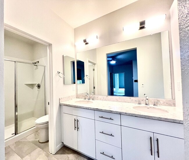 Building Photo - Beautiful 2 bedroom 2.5 bath three story condo!!