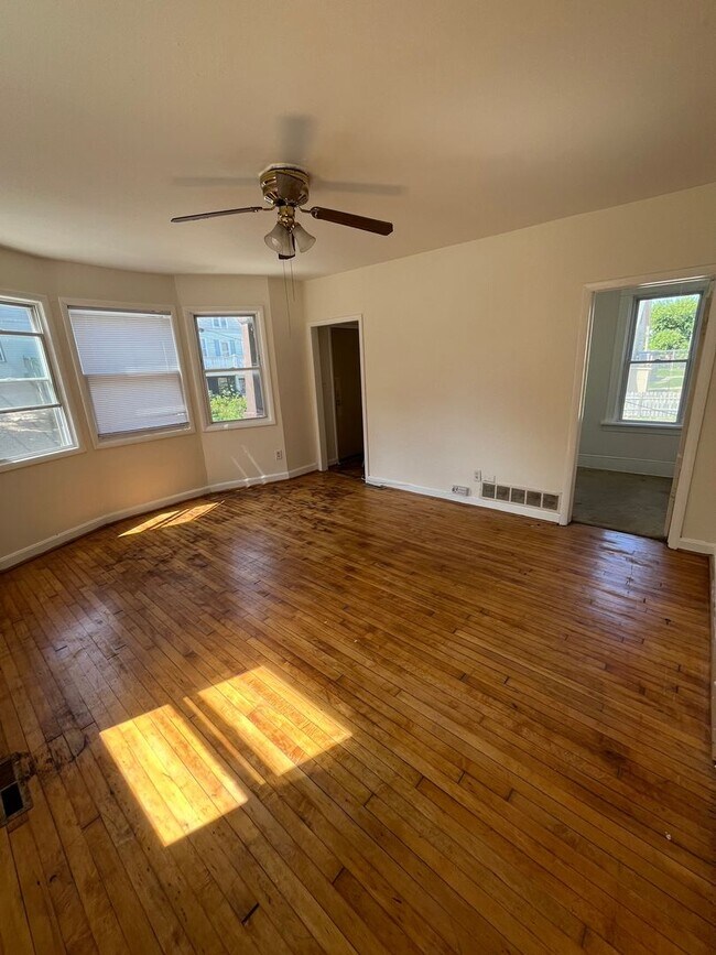 Building Photo - 2 bed 1 bath located right off Brady St - ...