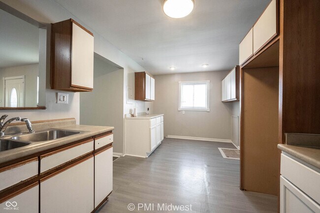 Building Photo - 3748 N Hawthorne Ln