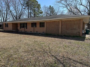 Building Photo - **COMING SOON ON JULY 1ST, 2026** Introducing a charming 3-bedroom, 2.5-bathroom home located in ...