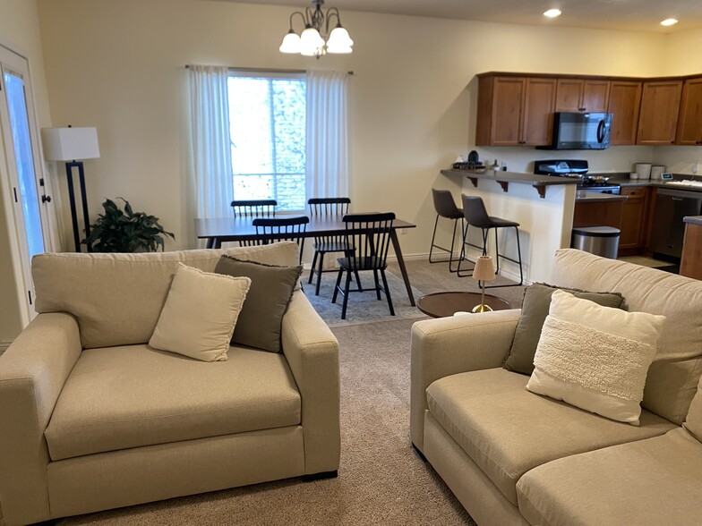 Dining/Living Area - 1177 Northfield Rd
