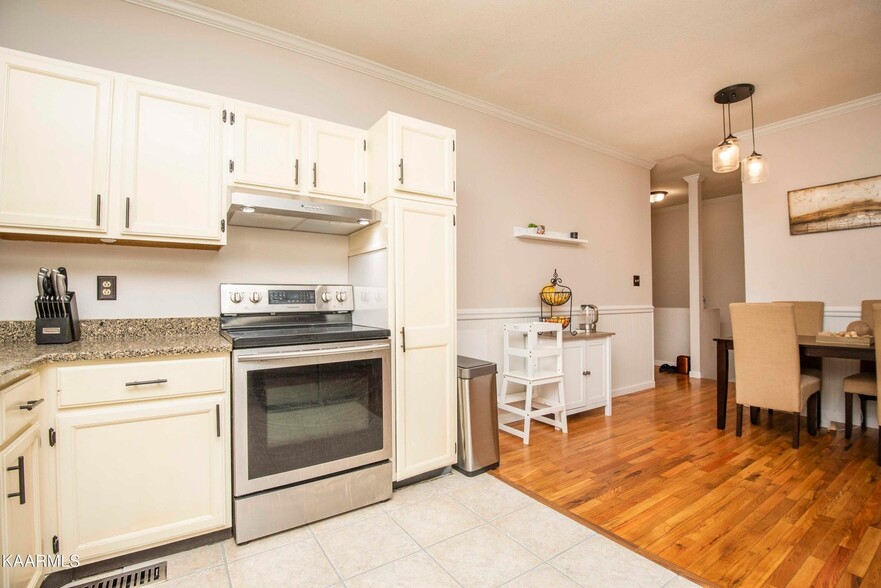 Building Photo - 1728 Stone Hedge Dr