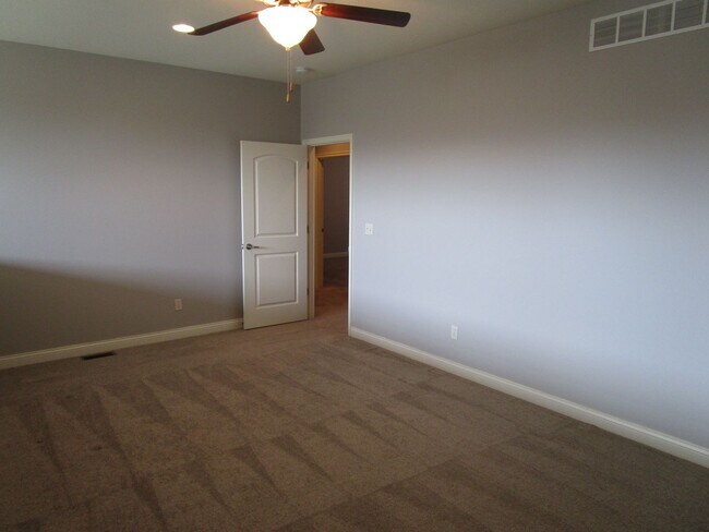 Building Photo - Bright 3BR Townhome with Bonus Room - Available July 17!!