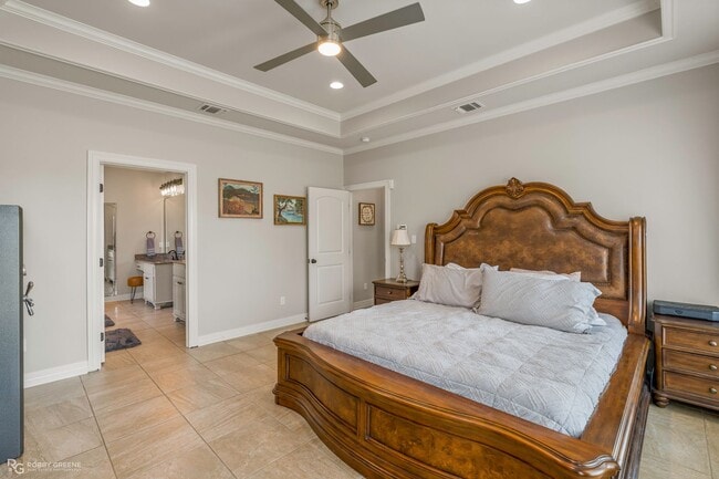 Building Photo - Beautiful 4 bedroom/4 Bathroom Home with a Peaceful Backyard