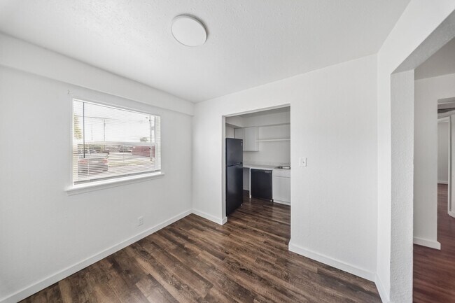 Building Photo - 1152 S Quaker Ave
