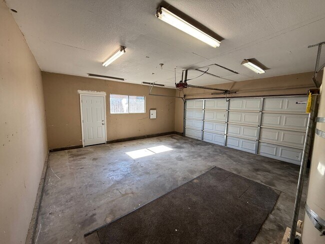 Building Photo - 4-bedroom single story in East Modesto!
