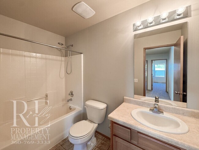 Building Photo - 2290 SW Siskin Cir