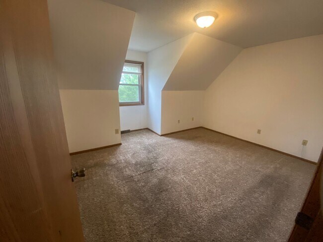 Building Photo - Sunflower 2604-2606