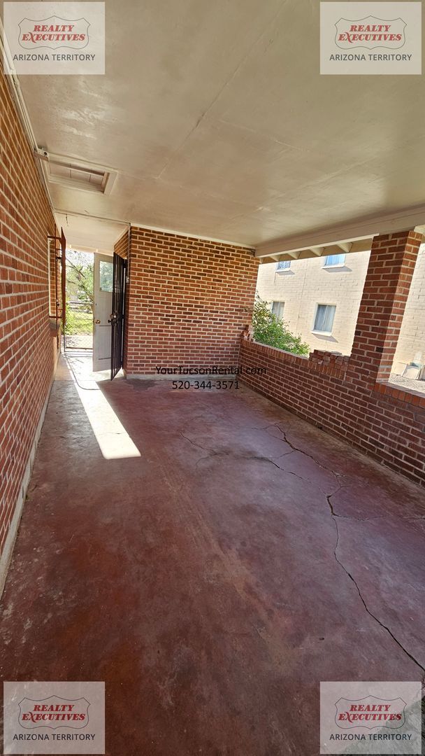 Building Photo - Speedway & Rosemont Blvd - 2/1 home with AC and fenced yard