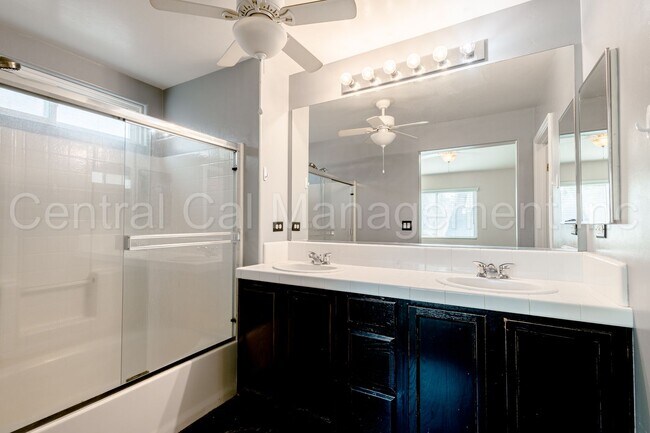Building Photo - 3 Bedroom/2 Bath Home with Solar in the De...