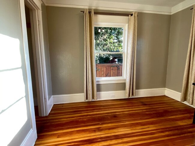 Building Photo - Gorgeous, remodeled 1925 Bungalow 4 bed 2 bath home