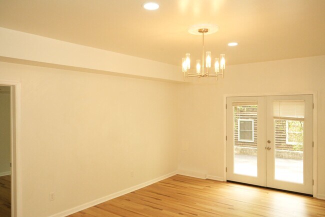 Building Photo - 4 Rockbrook Dr