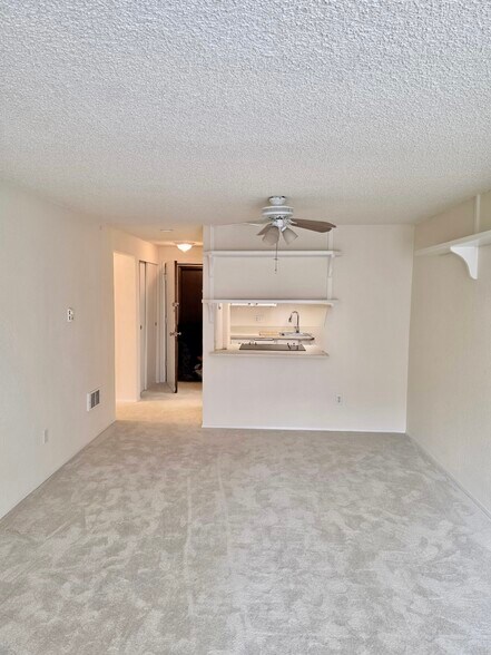 Building Photo - 8911 Holly Dr