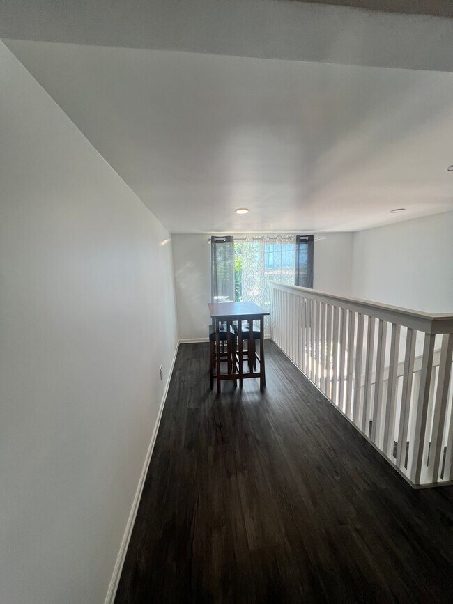 Building Photo - L2-124