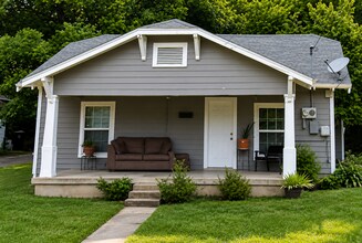 Building Photo - Home Available for Rent