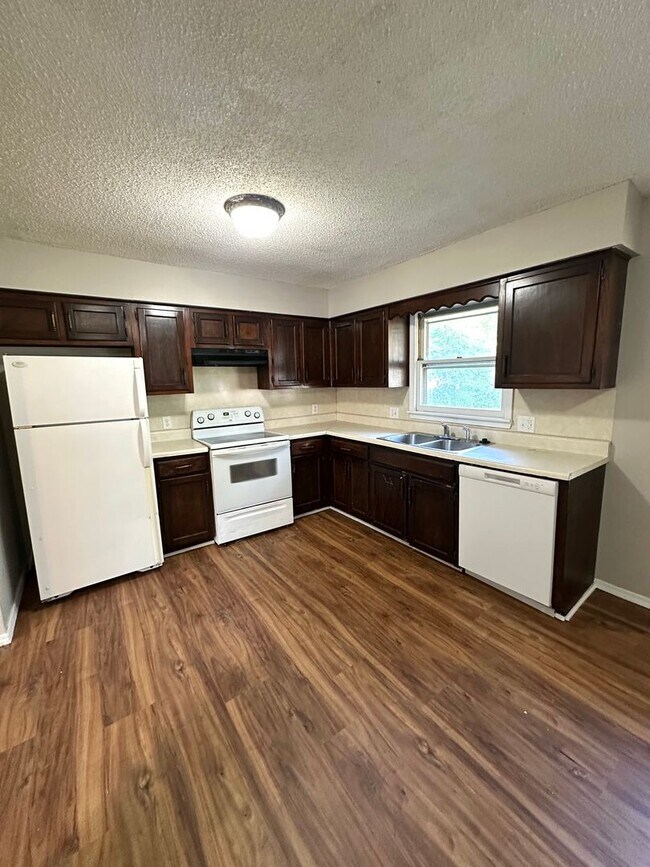 Building Photo - 3 Bedroom Home with Garage and Spacious Fenced Yard!