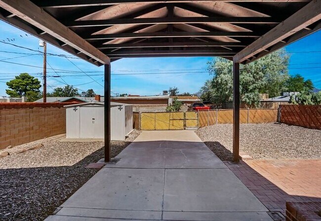 Building Photo - Spacious 3 Bed, 2 Bath Home Near UofA - Pe...