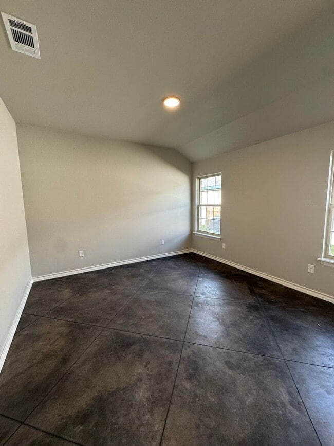 Building Photo - Located in the Glendale area! "Be there 1s...