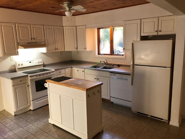 Building Photo - Available January 15th - 2 Bedroom, 1 Bathroom Single Family Home