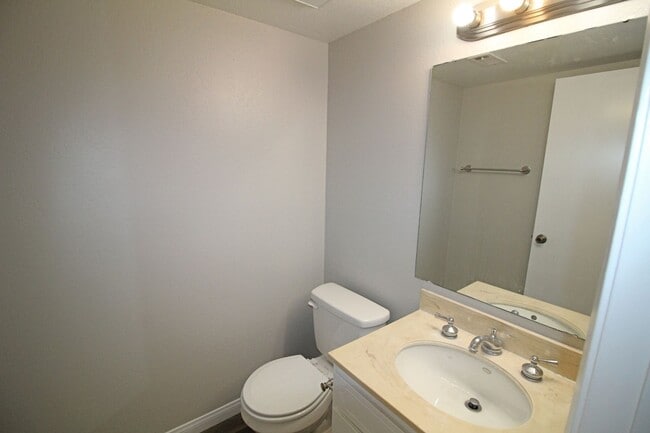 Building Photo - Oxnard | 4 bedroom + 2.5 bathroom Single F...