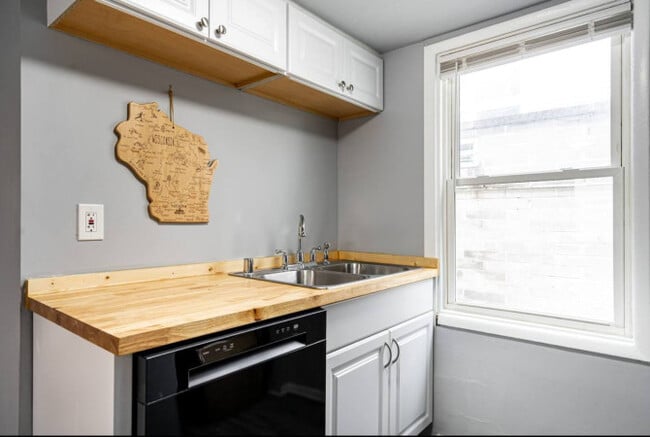 Building Photo - 1529 N Jefferson St