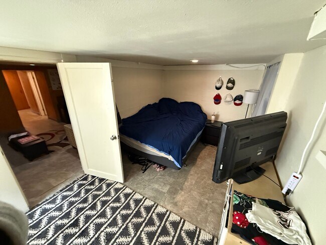 Building Photo - 7 bedroom 3.5 bath Game Room