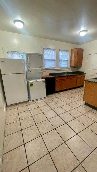 Building Photo - 566 53rd St