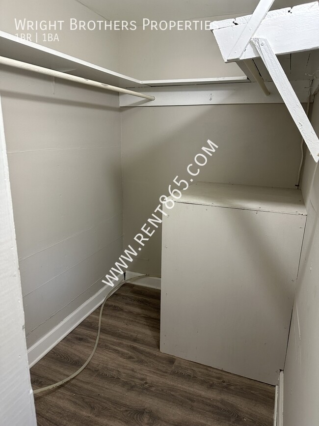 Building Photo - One Bedroom Fort Sanders Apartment right o...