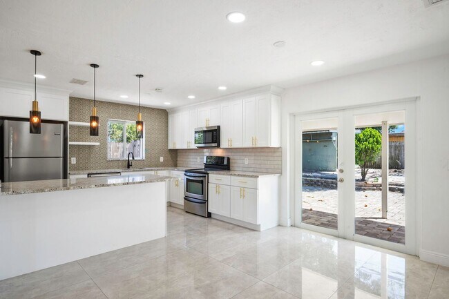 Building Photo - 2100 N Seacrest Blvd