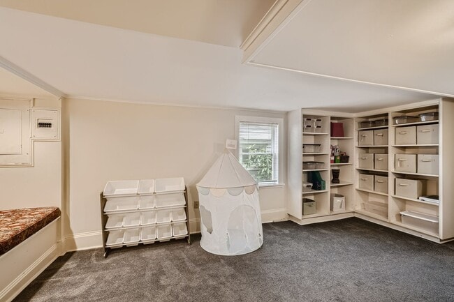 Building Photo - Queen Anne Home