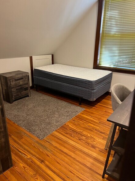 Building Photo - 279 S River St Carriage House