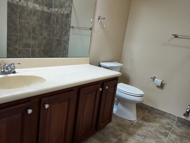 Building Photo - 3 Bedroom 2.5 Bath Single Family home in V...