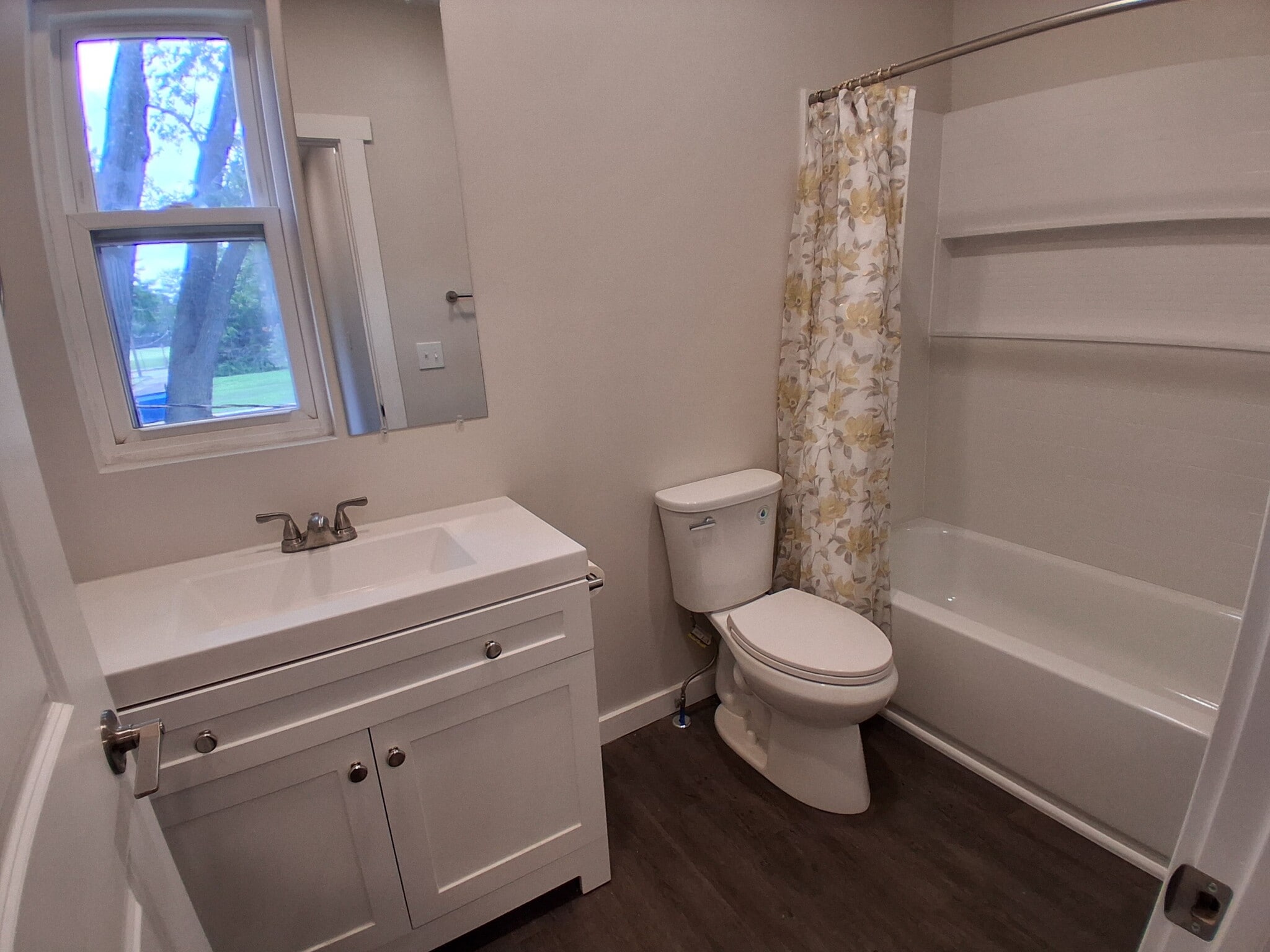 Full bath - 517 Lagrange St