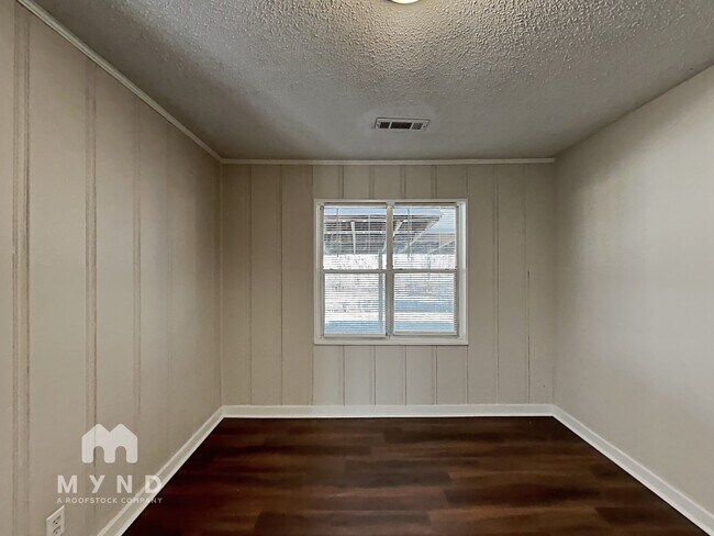 Building Photo - 1825 Collier Dr