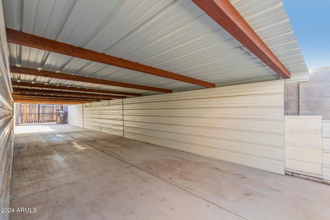 Building Photo - 8338 W Paradise Dr