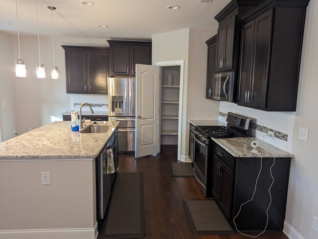 Building Photo - 1008 Cotulla Dr