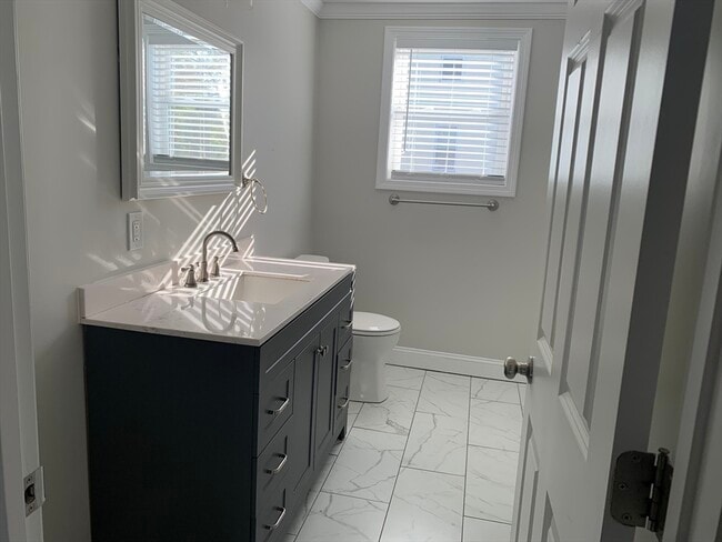 Building Photo - 20 Meadow St