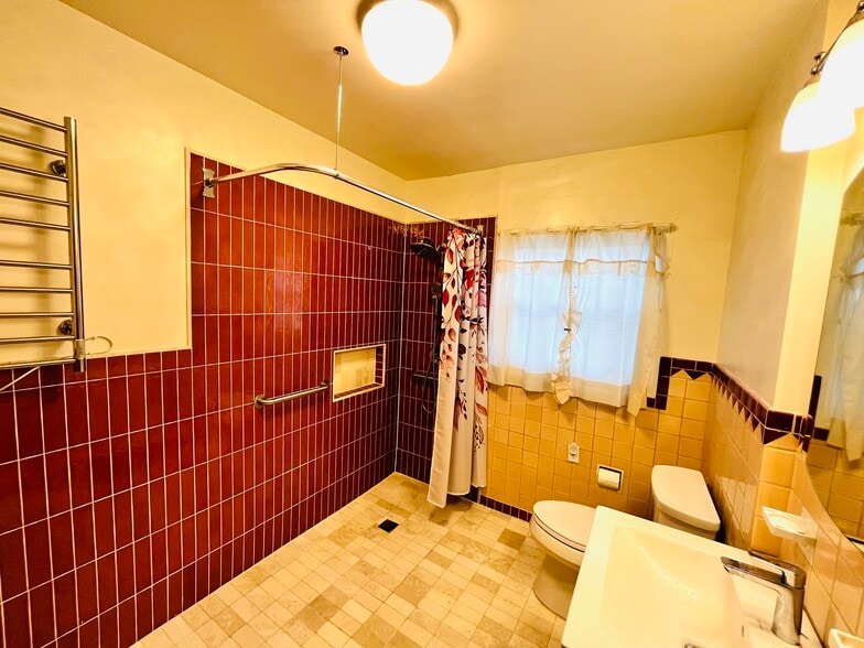 Bathroom - 3000 Morcom Ave