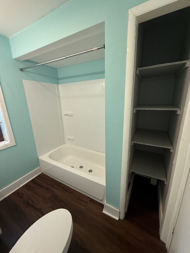 Building Photo - Charming 2 Bedroom 1 Bathroom with small b...