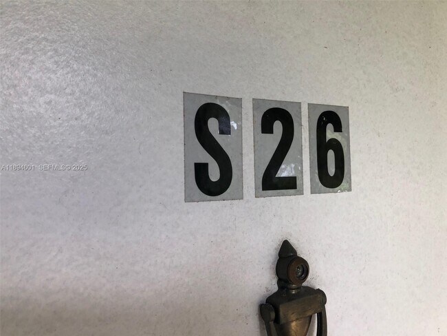 Building Photo - 10824 N Kendall Dr