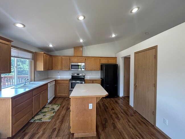 Building Photo - Beautiful 4 bd 3 bath w/ 2-car Garage Home...