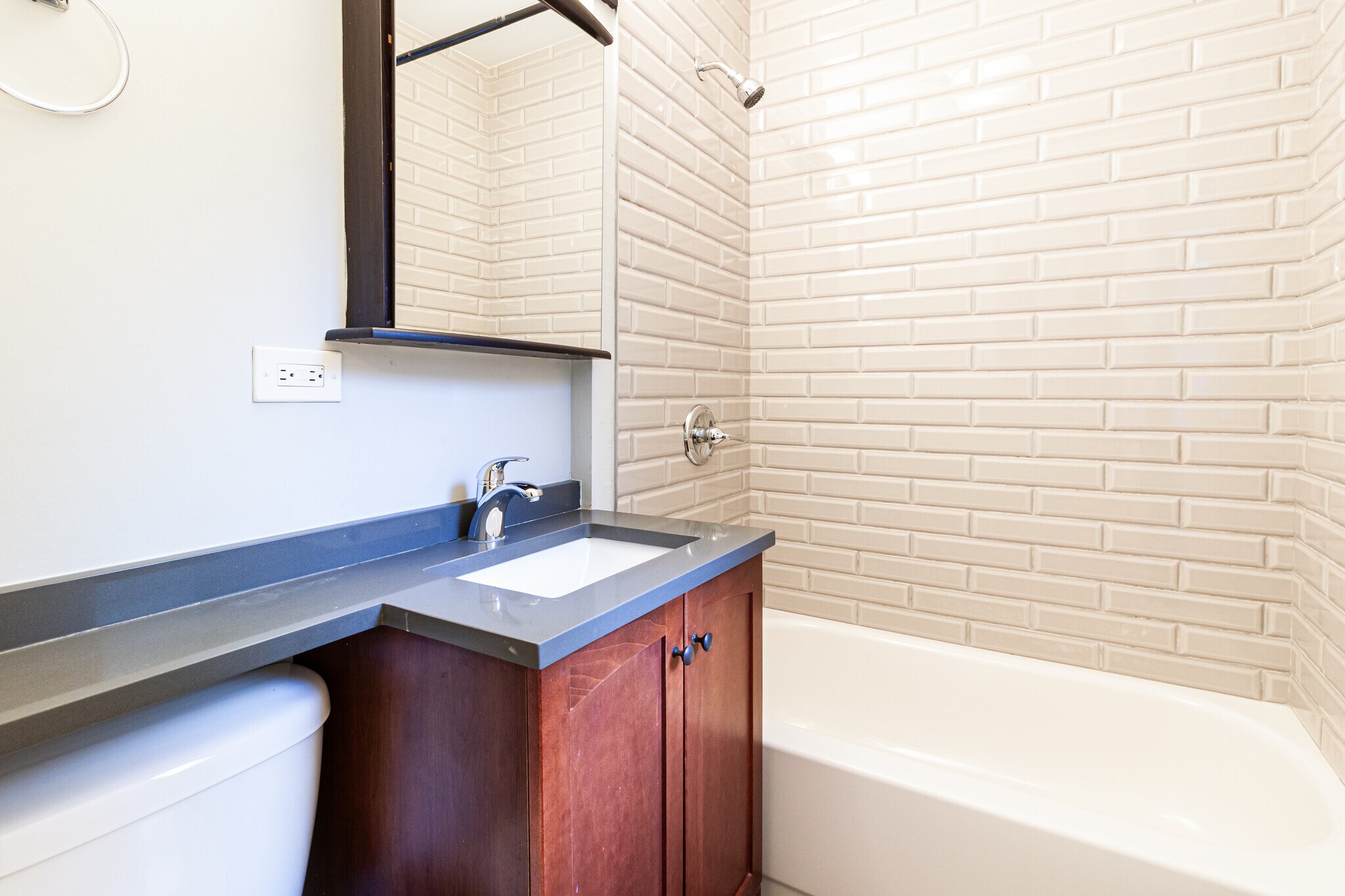 Building Photo - 435 W Roscoe St